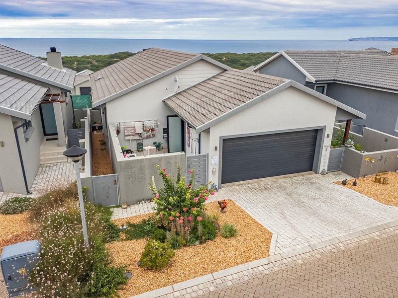 Cozy family home with endless sea views - Photo 3
