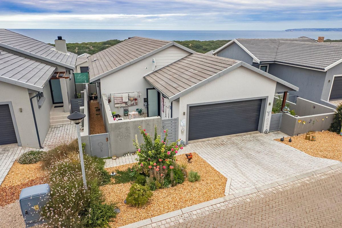 Cozy family home with endless sea views - Photo 3