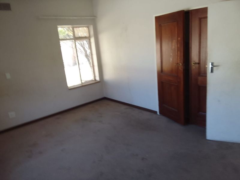 3 Bedroom house in Lombardy East with 2 Flatlets. - Photo 4