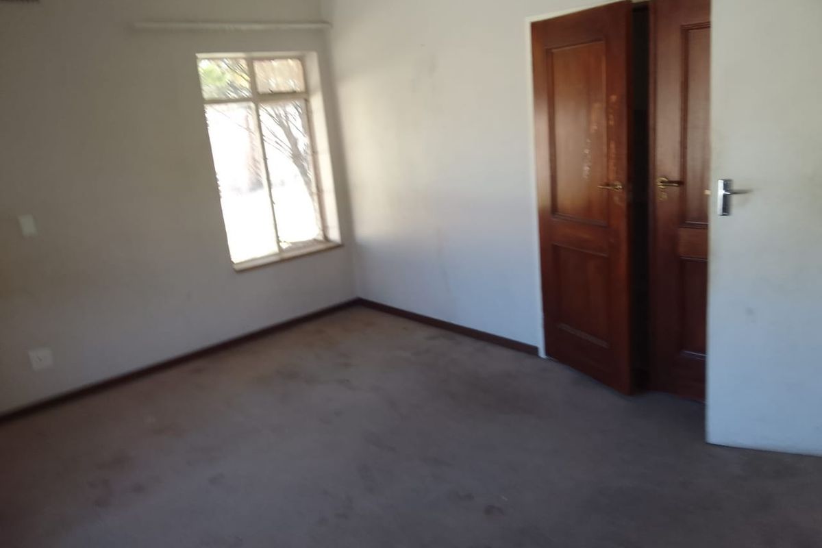 3 Bedroom house in Lombardy East with 2 Flatlets. - Photo 4