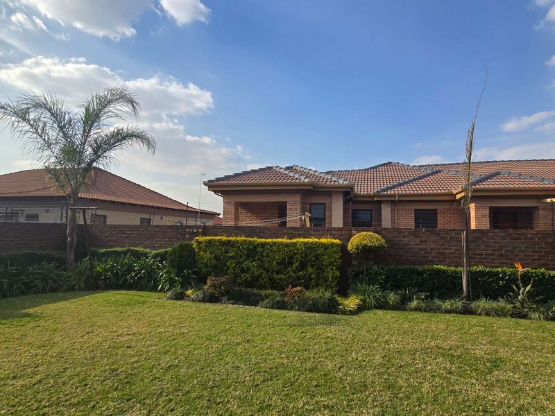 Spacious Facebrick Family Home with Solar Power, Ample Parking & Endless Potential! - Photo 4