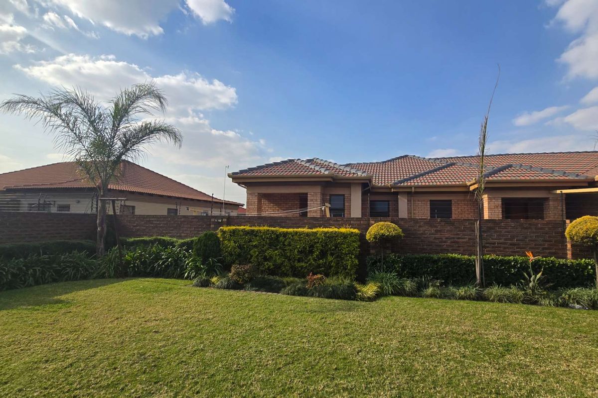 Spacious Facebrick Family Home with Solar Power, Ample Parking & Endless Potential! - Photo 4