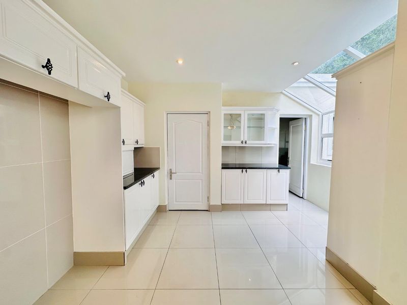 5 Bedroom House to Rent in Dainfern Golf Estate - Photo 7