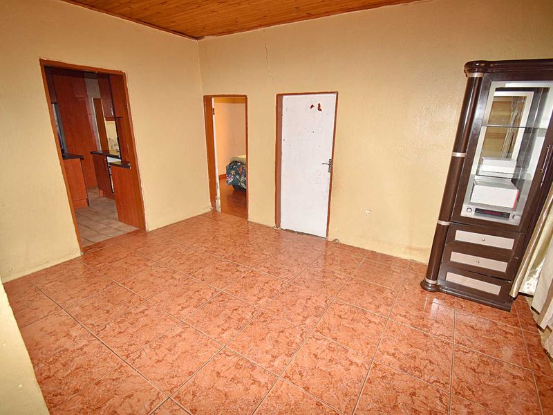 Low maintenance home - Photo 6
