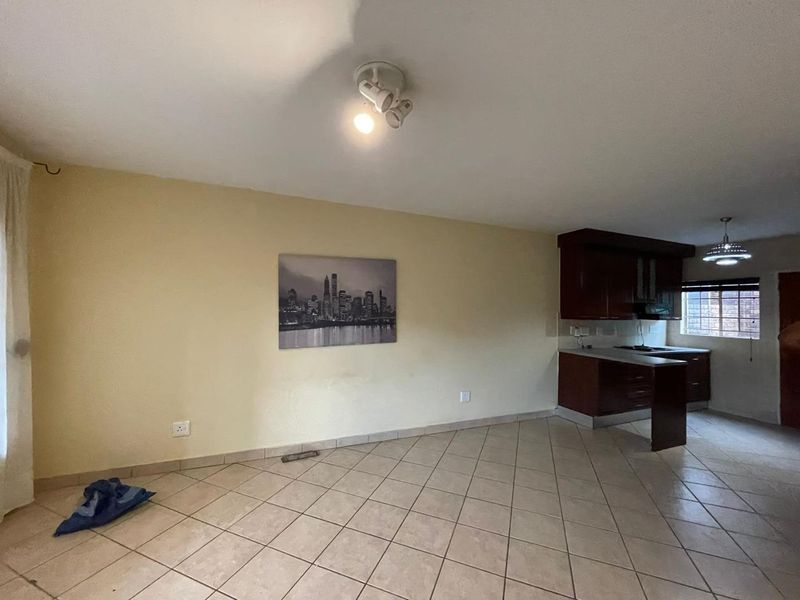 Charming 2 Bedroom Apartment with Garden Oasis - Photo 6