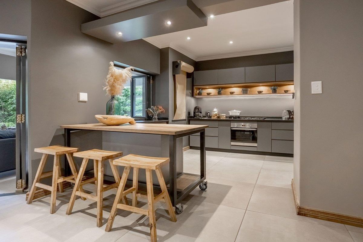 Fully renovated exquisite family home - Photo 3