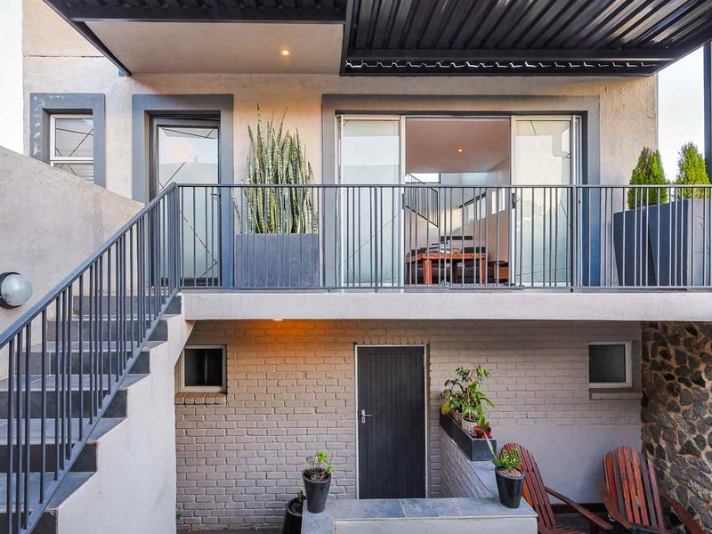 Charming & Secure Estate Living in Bronberg - Photo 2