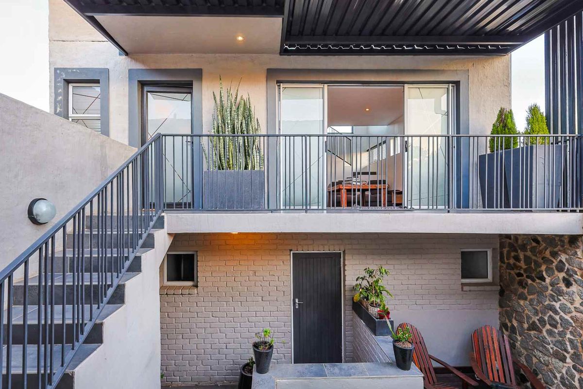Charming & Secure Estate Living in Bronberg - Photo 2