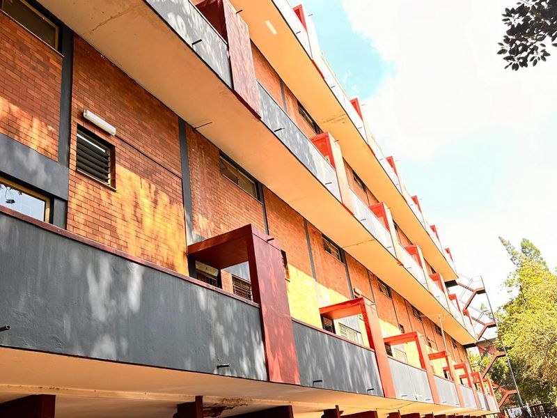 **Charming 1-Bedroom Apartment with Modern Amenities** - Photo 2