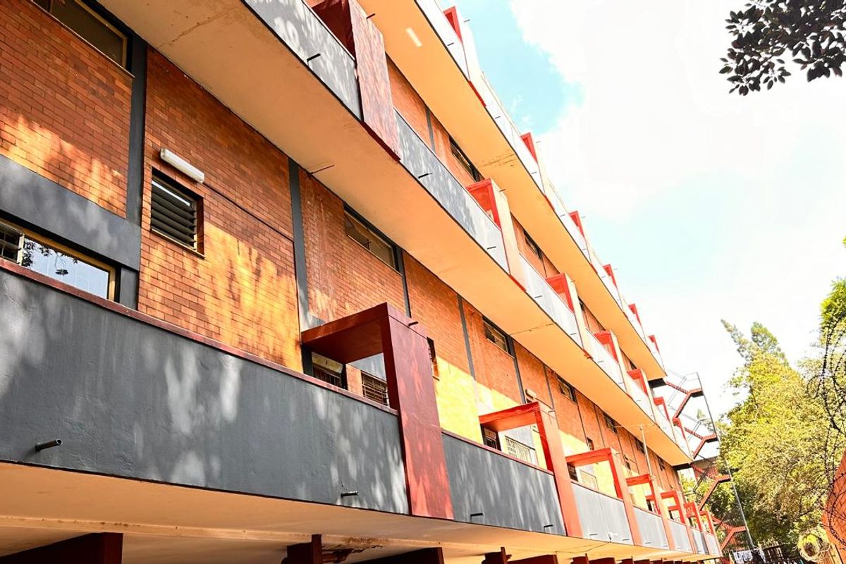 **Charming 1-Bedroom Apartment with Modern Amenities** - Photo 2