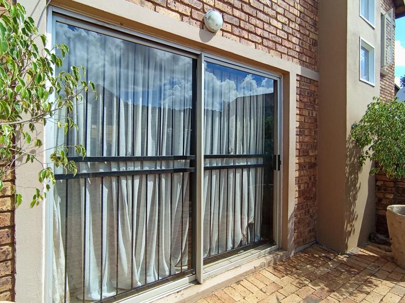 HEUWELSIG ESTATE - 3 BEDROOM - 2 BATH DOUBLE STOREY TOWNHOUSE - Photo 7