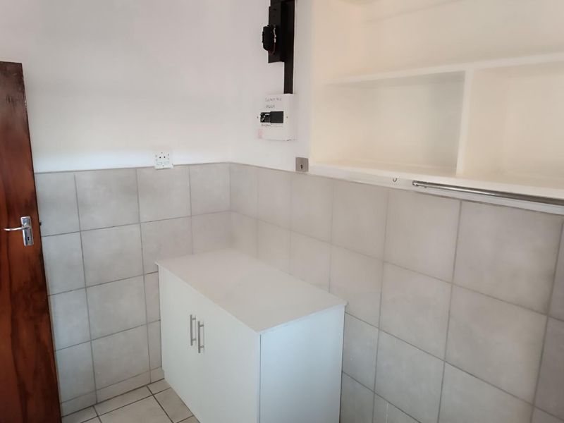 Prime Top-Floor Apartment in Secure Alexandra Road Complex, Scottsville - Photo 8