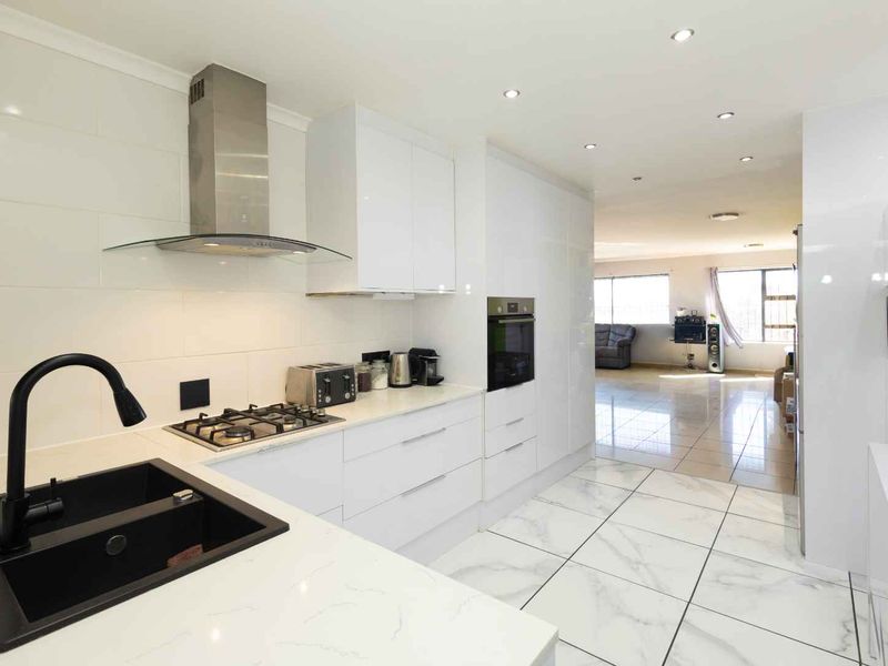 Charming 3-Bedroom Family Home in Protea Heights - Photo 2