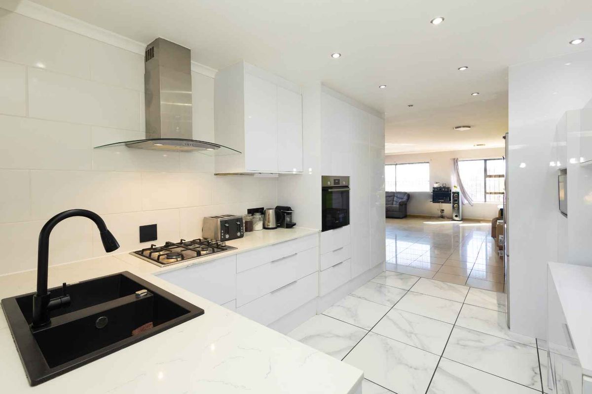 Charming 3-Bedroom Family Home in Protea Heights - Photo 2