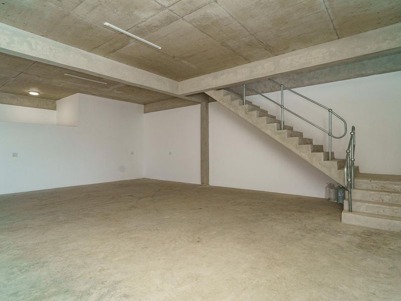 New-build ±285 m2 hybrid HQ-style mini-factory with on-grade roller, 63A 3-phase (individually metered), 24/7 security, 3 bays. Target occupation: Oct 2025 - Photo 8