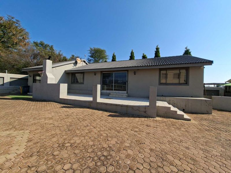 SPACIOUS CORPORATE OFFICE SPACE TO LET IN RUIMSIG - Photo 1