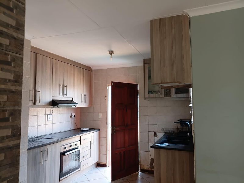 Spacious 3-Bedroom, 2-Bathroom Family Home in a Prime Pretoria Location - Photo 8