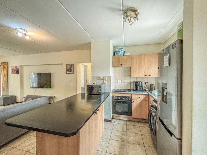 Spacious 2 Bedroom Apartment in Secure Protea Estate Noordwyk - Photo 2