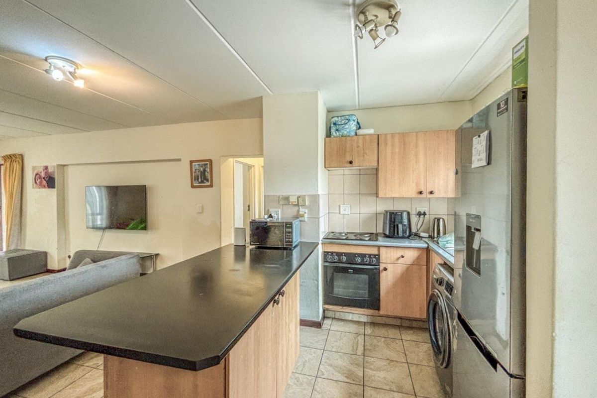 Spacious 2 Bedroom Apartment in Secure Protea Estate Noordwyk - Photo 2