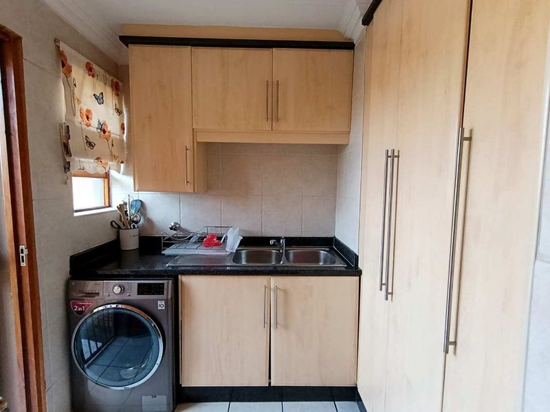 Magnificent three bedroom pet friendly family home - Photo 6