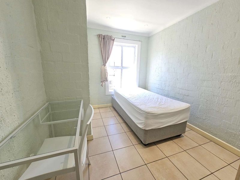 Beautifully renovated and furnished 2 Bed 1 Bath Apartment with open plan living area with kitchenett - Photo 6