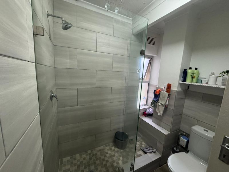 Spacious Modern Two-Bedroom Apartment with Table Mountain Views - Photo 10