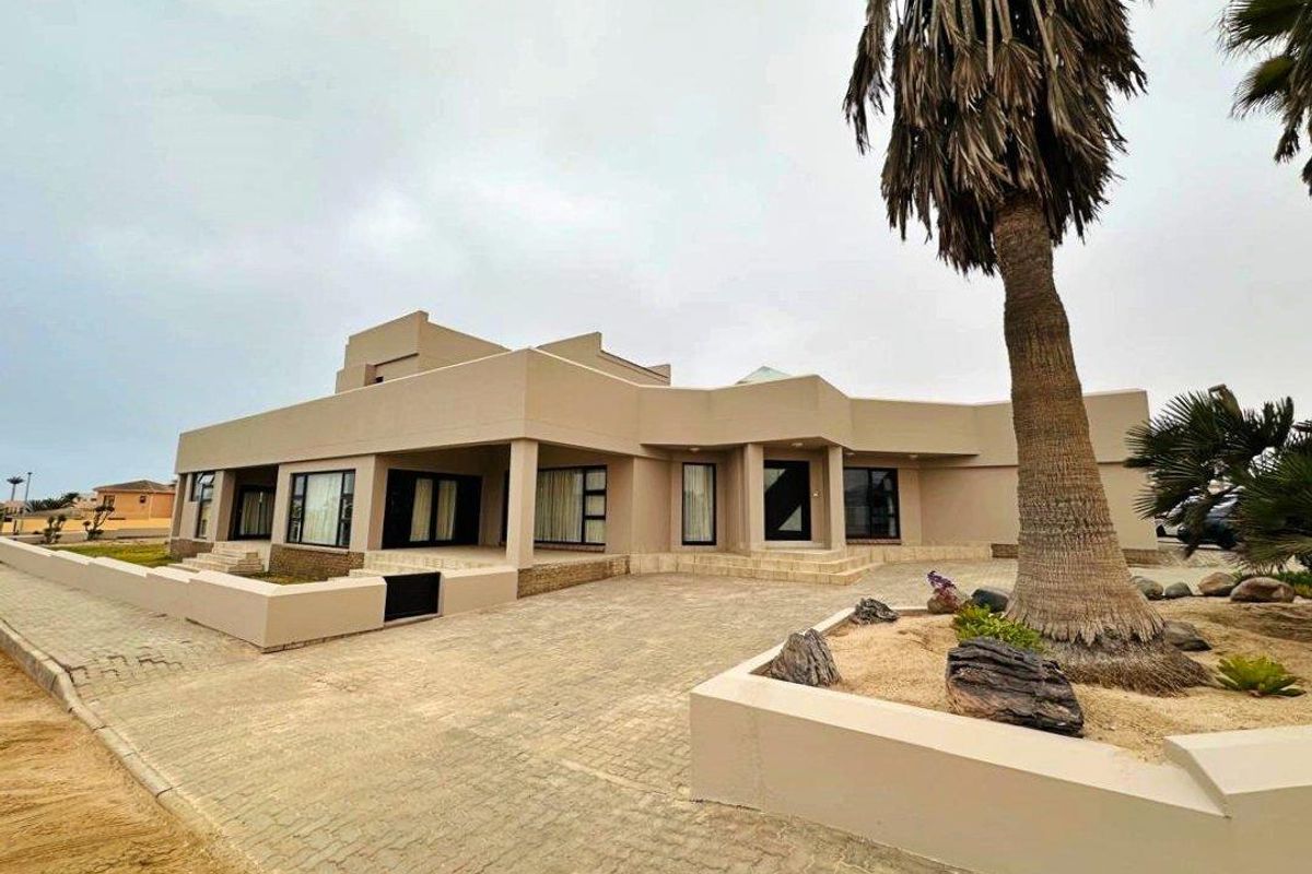 Beautiful Family Home looking for it's new family - Photo 2