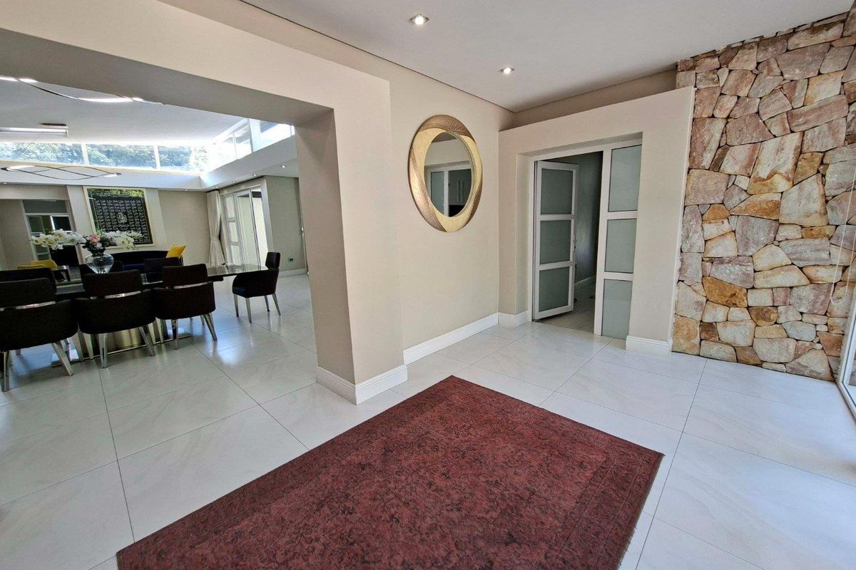 Immaculate and beautifully designed 3 bedroom, 3.5 bathroom home available in Hurlingham. - Photo 4