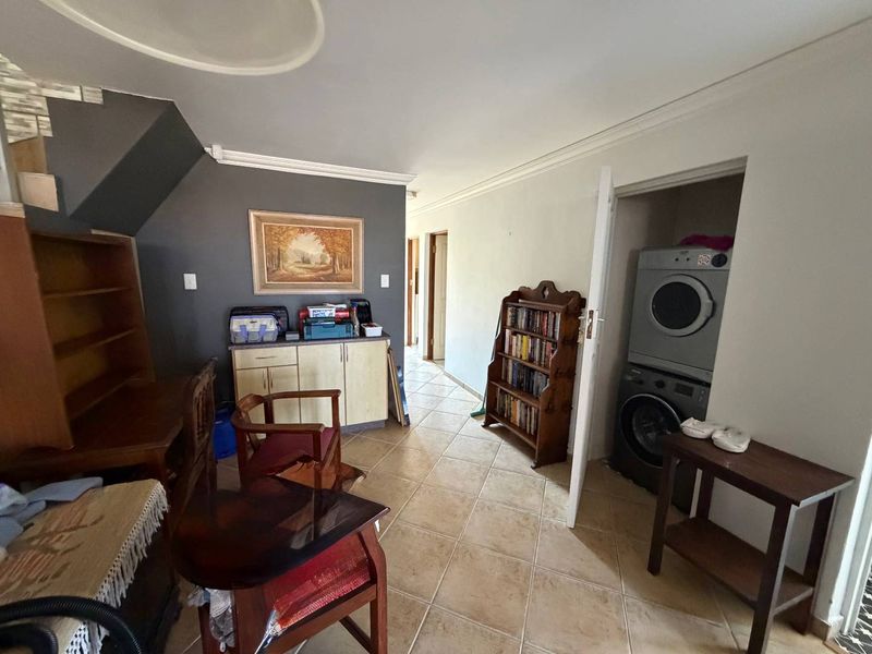 Charming Double-Storey Duet with Spectacular Sea Views - Photo 6