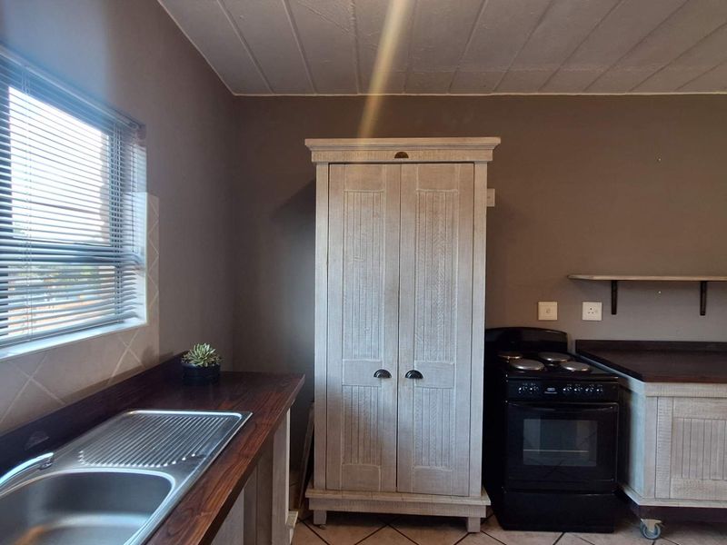 Beautiful 3 Bedroom Townhouse With Loft - Photo 6