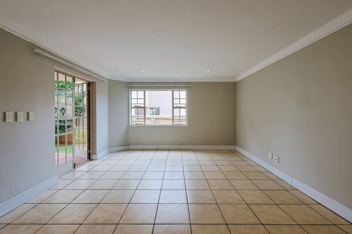 Charming 3-Bedroom House in Equestria with Spacious Yard. - Photo 5