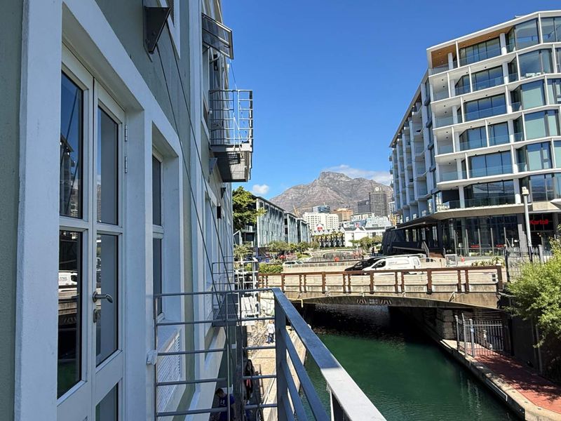 204m2 Premium canal-facing office with balcony in a prestigious business location - Photo 7