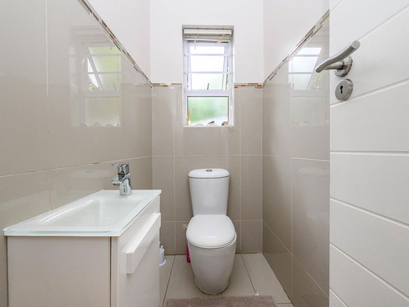 Beautiful, sunny family home. Prime location! Good security! - Photo 10