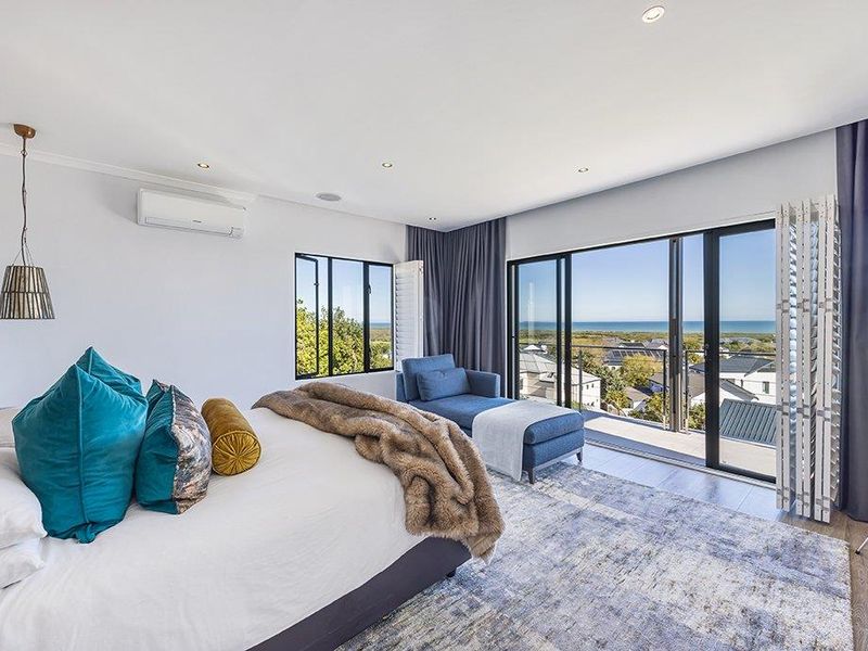 Luxurious Coastal Masterpiece with Panoramic Sea Views - Photo 3