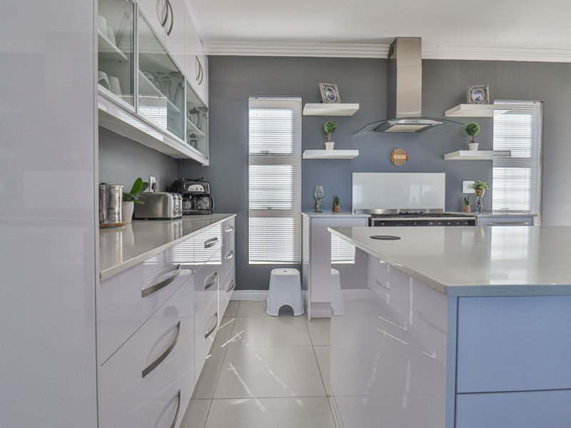 Elevated Elegance - 4 Bedroom Home with Panoramic Sea Views - Photo 9