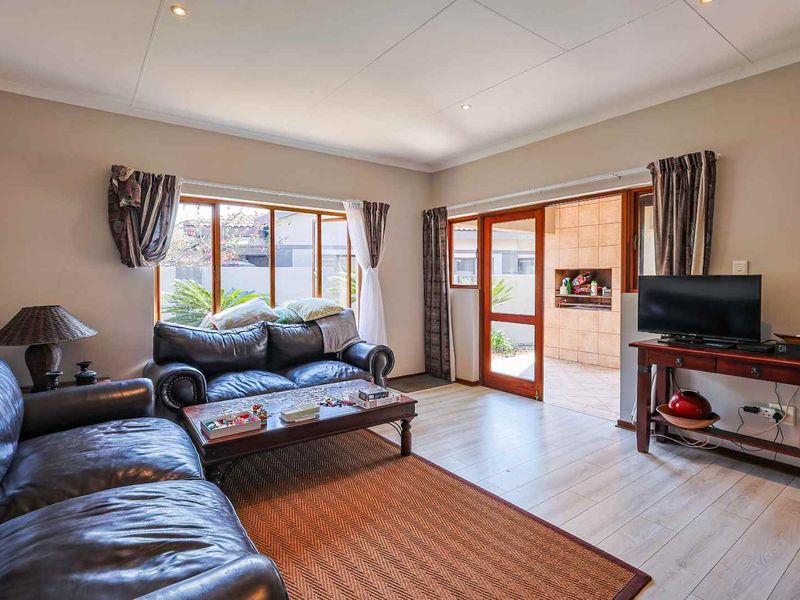 Fully Furnished 2-Bedroom, 2-Bathroom Townhouse in Silver Lakes Golf Estate - Photo 6