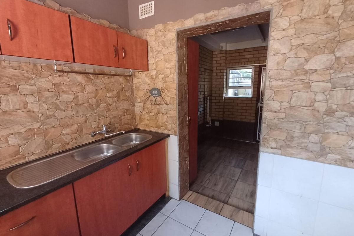 SPACIOUS HOUSE FOR SALE - Photo 2