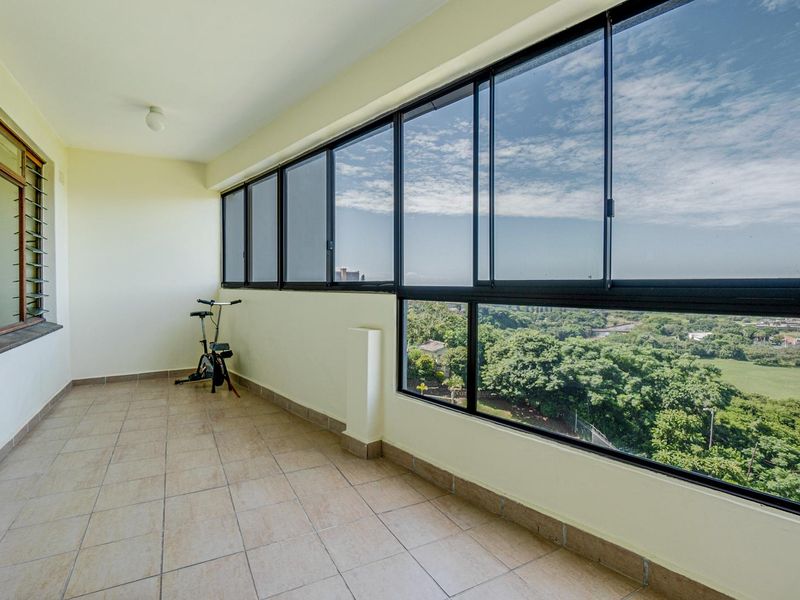 Spacious secure apartment - Photo 2