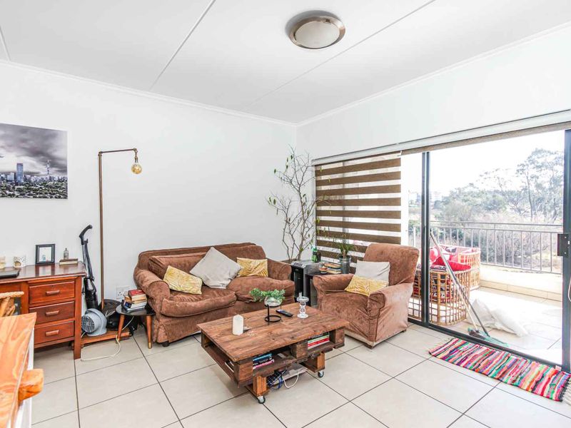 Modern, well maintained apartment with luxurious finishes. - Photo 3