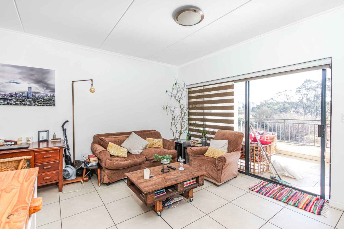 Modern, well maintained apartment with luxurious finishes. - Photo 3