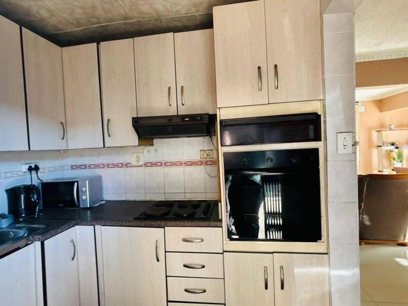 4 bedroom House with 2 bathrooms( en suite plus normal) at Newlands West - Photo 4