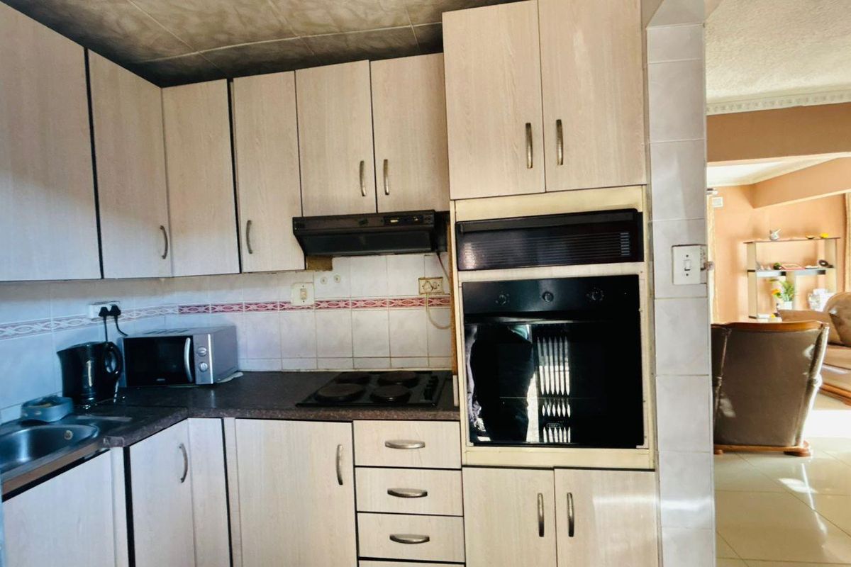 4 bedroom House with 2 bathrooms( en suite plus normal) at Newlands West - Photo 4