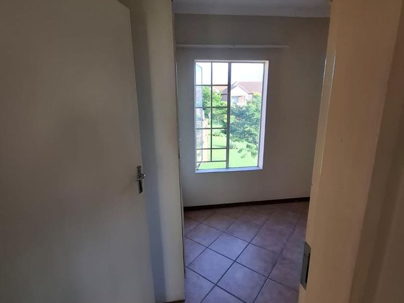 Spacious, secured unit in Mooikloof Ridge Estate - Photo 4