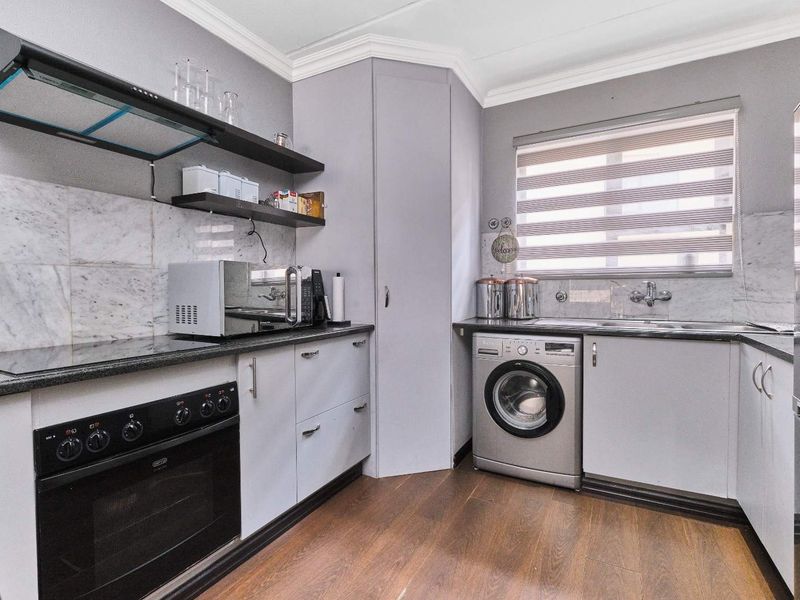 Modern Double-Story Retreat in Prime Location – Perfect for the Lock-Up-and-Go Lifestyle - Photo 3