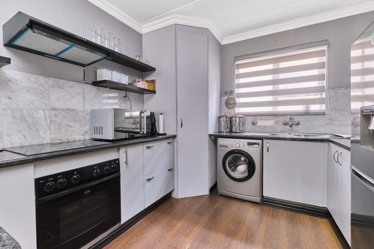 Modern Double-Story Retreat in Prime Location – Perfect for the Lock-Up-and-Go Lifestyle - Photo 3