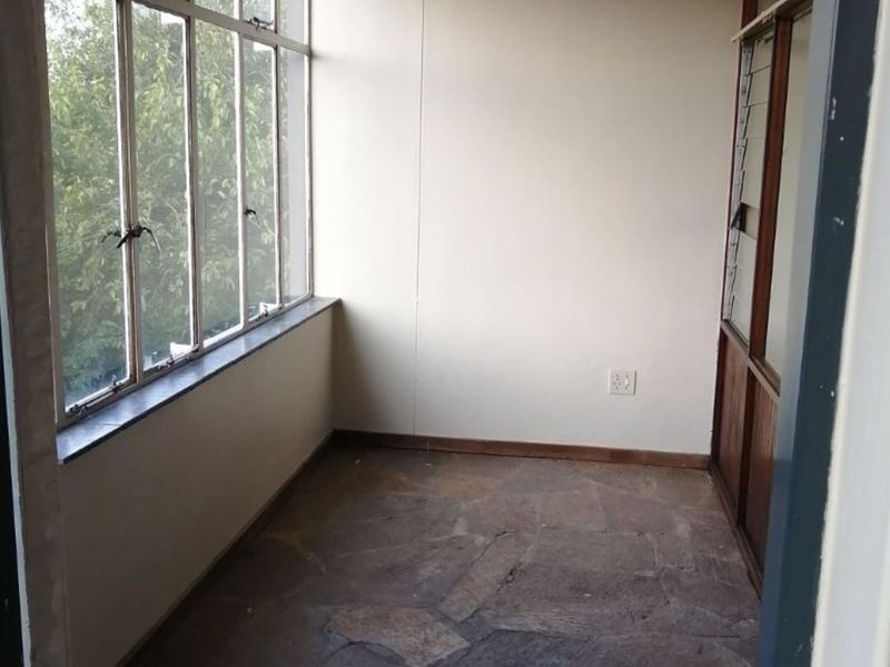 Your Ideal Home: 2.5 Beds, Secure Parking, and More! - Photo 2