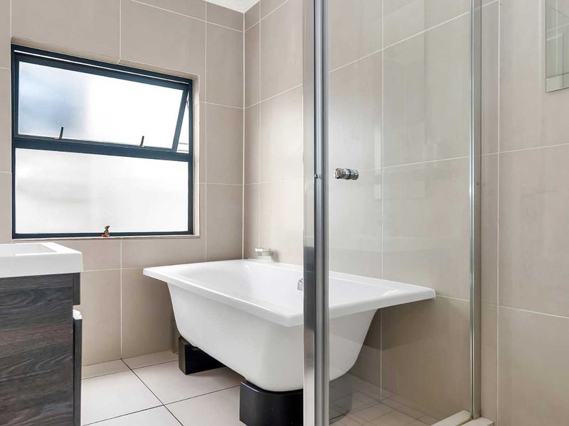 IMMACULATE 1 BEDROOM APARTMENT FOR SALE IN FOURWAYS - Photo 10