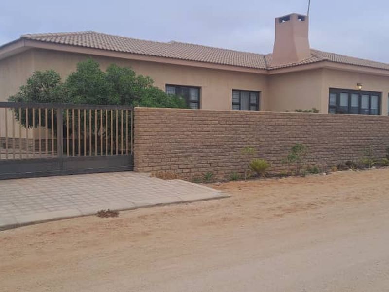 Corner property with 2 entrances. - Photo 2