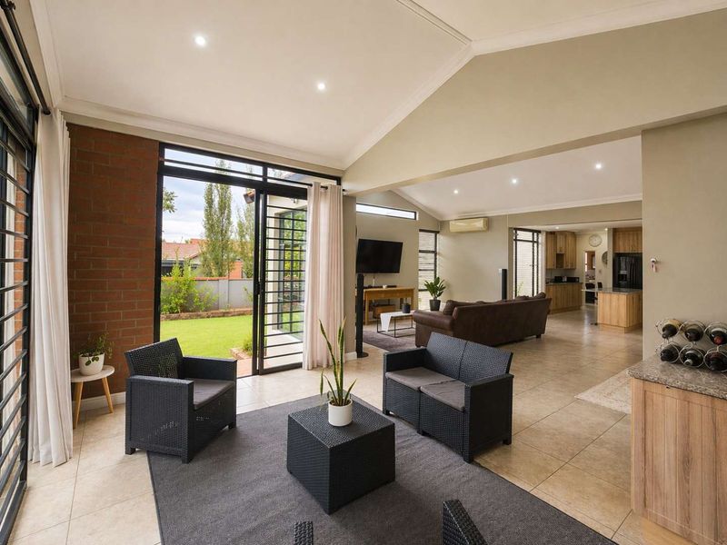 Modern 4-Bedroom Family Home in Prestigious Wild Olive Estate - Photo 8