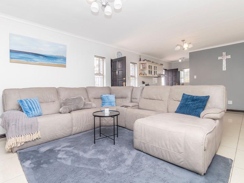 Modern Comfort Meets Tranquil Garden Living in Radiokop - Photo 4